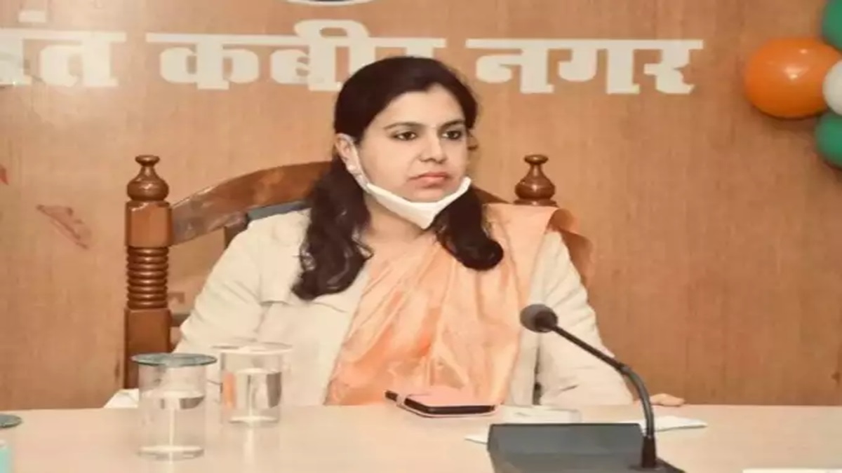 लंदन से भारत लौटकर शुरू की UPSC की तैयारी, अब IAS अधिकारी बन महिलाओं का किया उद्धार; पढ़ें संघर्ष की कहानी IAS Divya Mittal