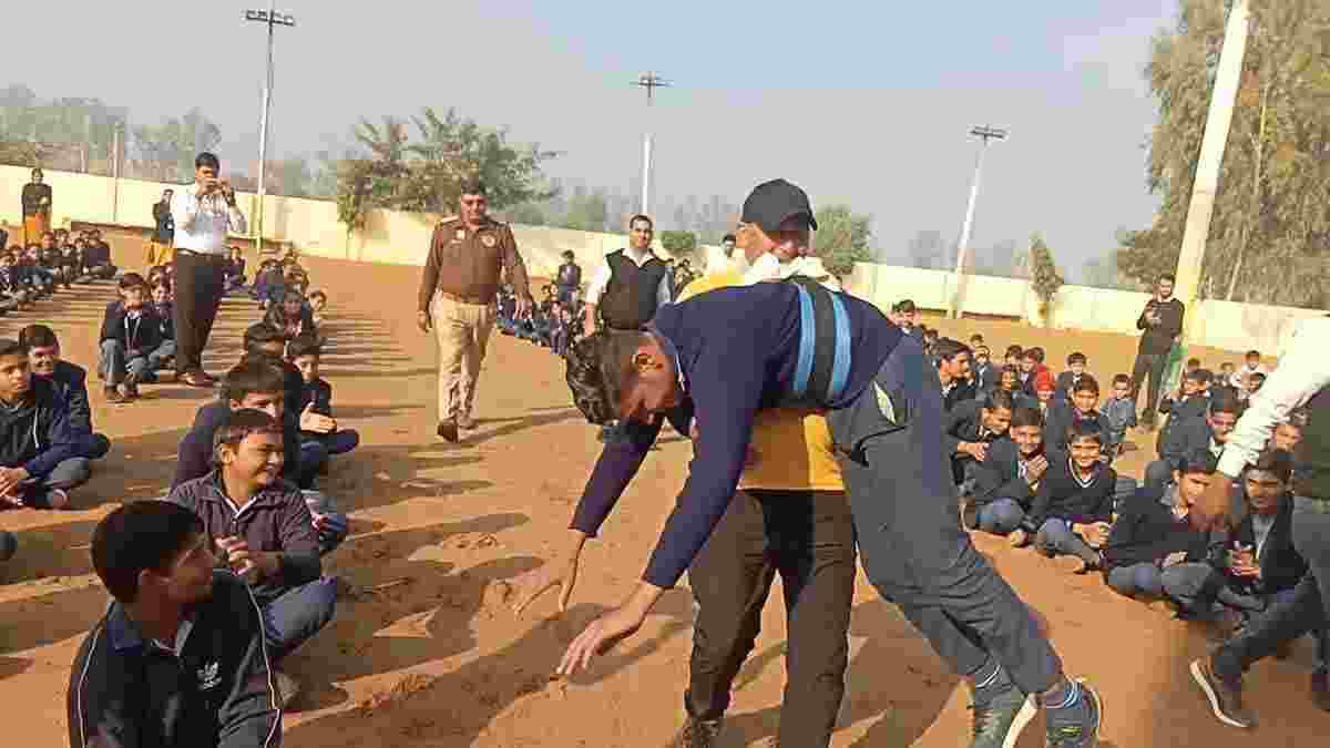 स्टील मैन का कमाल: भिवानी में बिजेंद्र ने 65 किलो के युवक को दांतों से उठाया, बना दिया रिकॉर्ड Pehalwan Bijender Singh