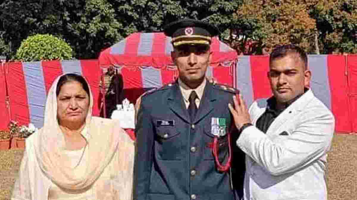 रोहतक के प्रमोद ने सेना में लेफ्टिनेंट बनकर बढ़ाया परिवार का गौरव, 23 साल पहले शहीद हुए थे पिता Vinod Rohtak