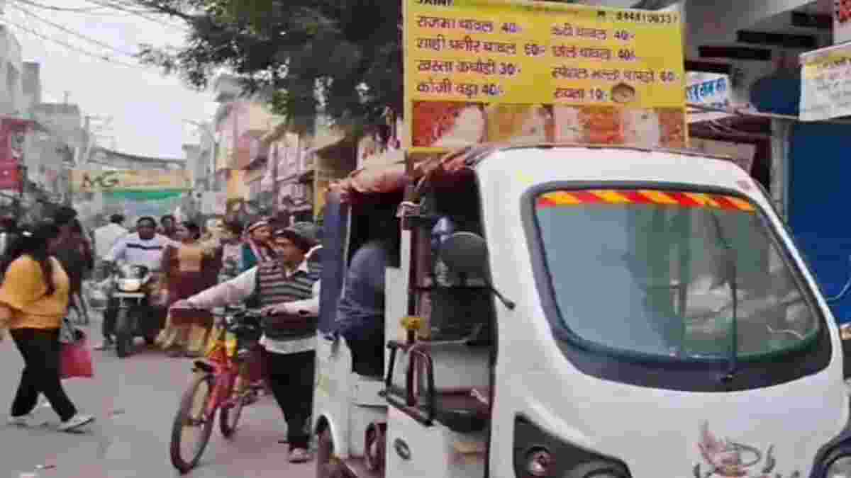 फरीदाबाद: दुकान खोलने के नहीं थे पैसे तो अजय ने ई-रिक्शा को बनाया सहारा, आज हो रही अच्छी कमाई Ajay Saini Faridabad Rikshaw Food Stall