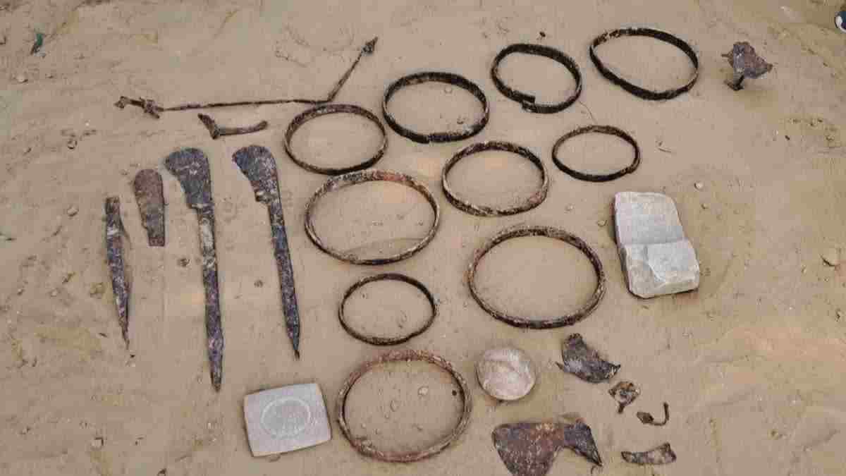 हरियाणा में जोहड़ खुदाई के दौरान मिलें कई साल पुराने औजार व अन्य वस्तुएं, देखकर हैरान रह गए ग्रामीण Charkhi Dadri Aujar