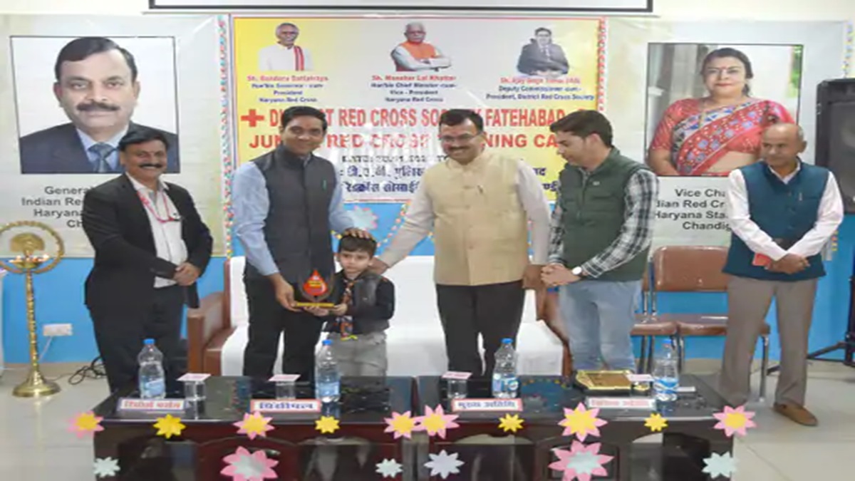 अनोखी मुहिम शुरू: मोबाइल की लत 45 दिन में हुई ठीक, डीसी तोमर ने किया सम्मानित Fatehabad Samman