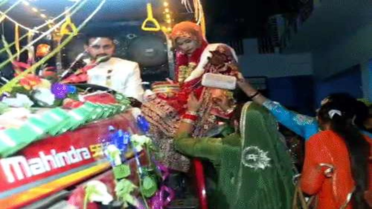 हरियाणा में इस शादी की चौतरफा हो रही है प्रशंसा, ट्रैक्टर पर दुल्हन घर लाया दूल्हा Kaithal Tractor