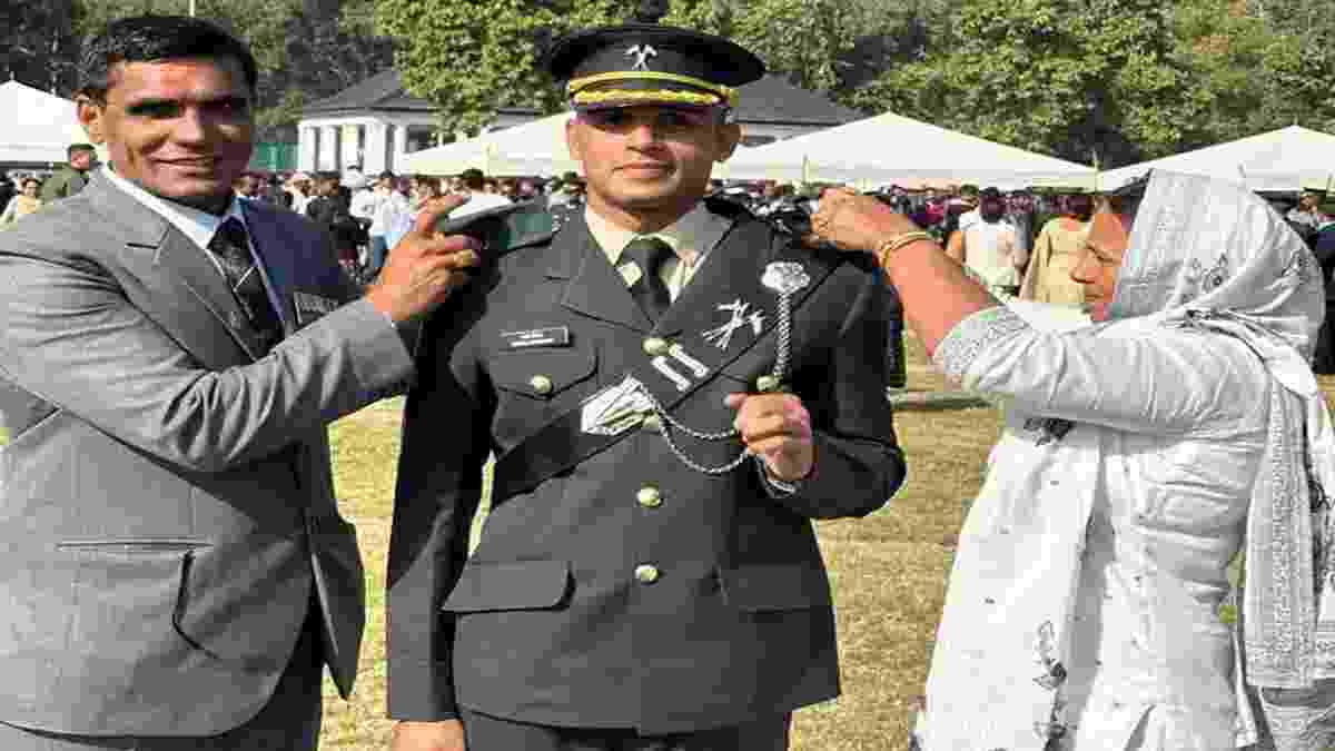 हरियाणा में बेटों ने किया फौजी पिता का सपना पूरा, छोटे बेटे के बाद अब बड़ा बेटा बना भारतीय सेना में अफसर Umang Sena Fatehabad