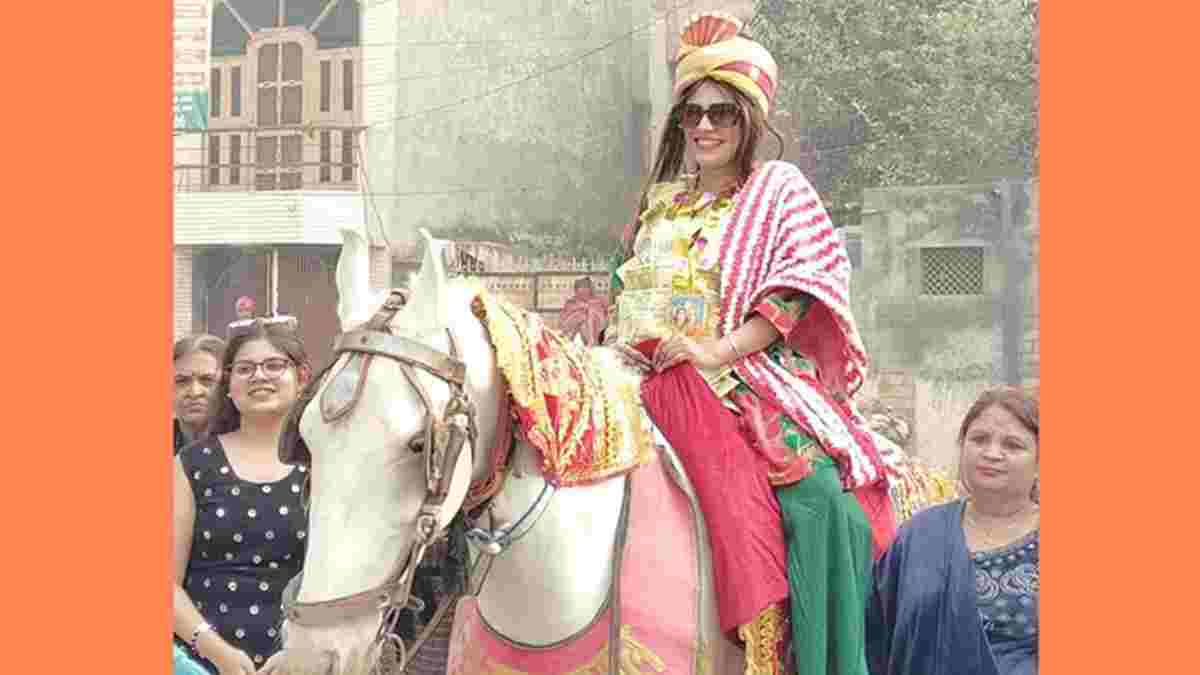 रोहतक में बेटी स्वाति की निकाली घुड़चढ़ी, लम्हे को देख हर कोई हुआ हैरान Swati Rohtak