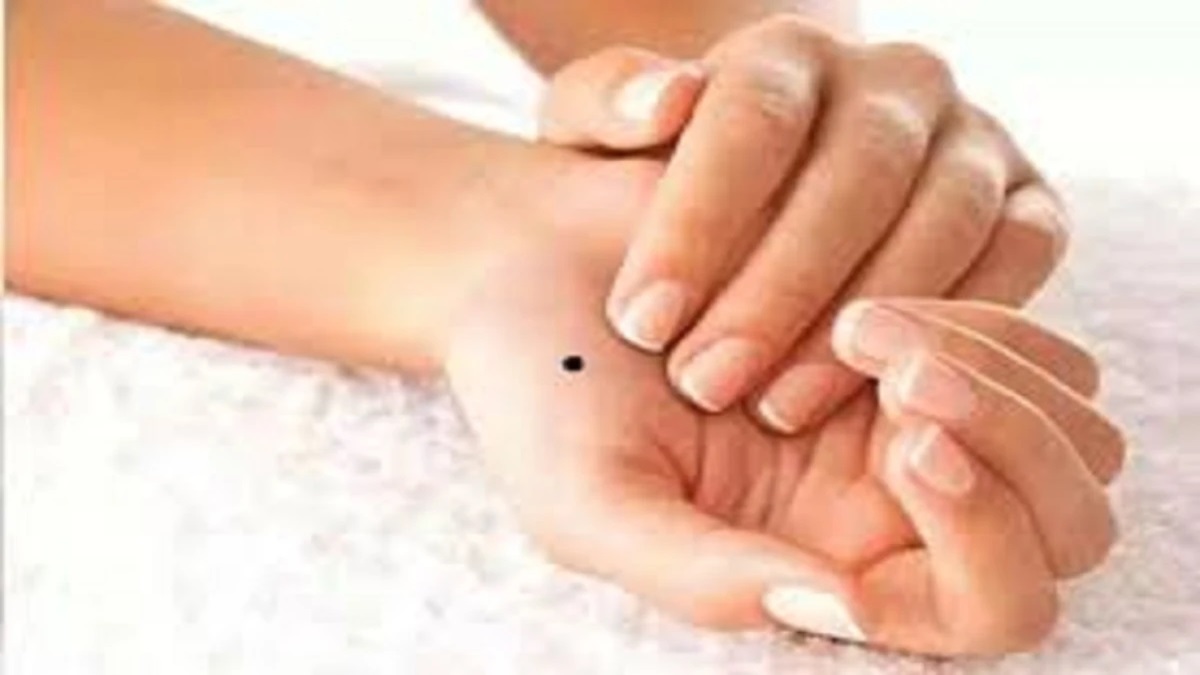 Astrology Tips: भूलकर भी दूसरों को हथेली पर रखकर ना दे यह 4 चीजें, धन- हानि के साथ बढ़ सकती है परेशानियां Hand