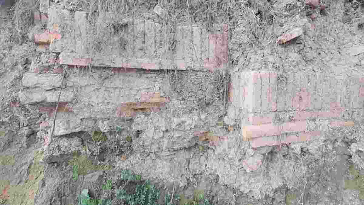 हरियाणा में दशाश्वमेध तीर्थ पर खोदाई के दौरान मिली 2200 साल पुरानी ईंटों की दीवार, कुषाण कालीन होने के साक्ष्य Karnal News