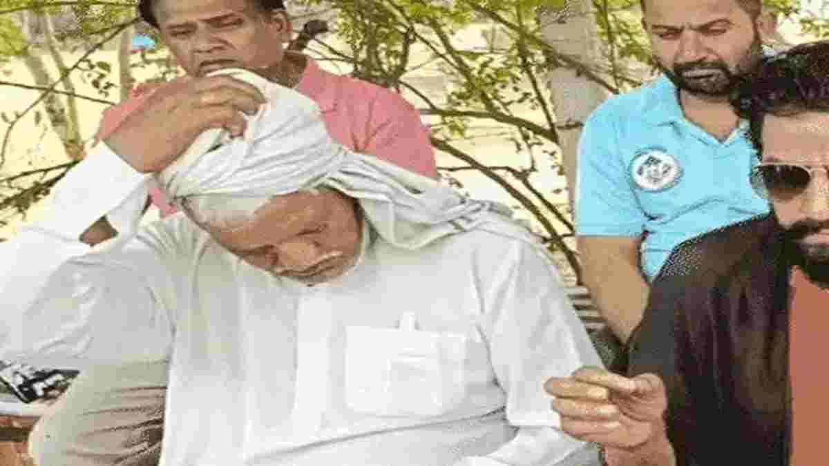 रोहतक में 5 साल से पेंशन के लिए भटक रहे शहीद के माता- पिता, अब नवीन जयहिंद ने किया ये ऐलान Rohtak Kisan