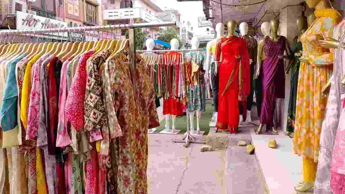 ट्रेडिशनल कपड़ों की खरीदारी करने वाली महिलाओं के लिए जरूरी खबर, दिल्ली के इस मार्केट से खरीदें सस्ते कपड़े Traditional Dress