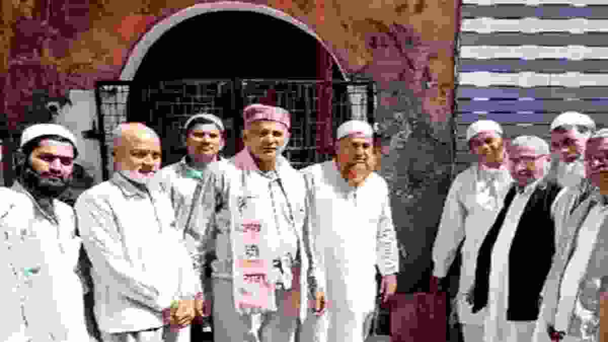 हरियाणा के इस गांव में मुस्लिम समुदाय ने पेश की भाईचारे की अनोखी मिसाल, मंदिर परिसर में लगवाई टाईल्स muslim hindu ekta