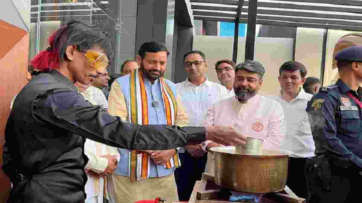 हरियाणा सीएम ने डॉली चायवाला की टपरी पर ली चाय की चुस्की, पिलाई नमो चाय Dolly Chaiwala
