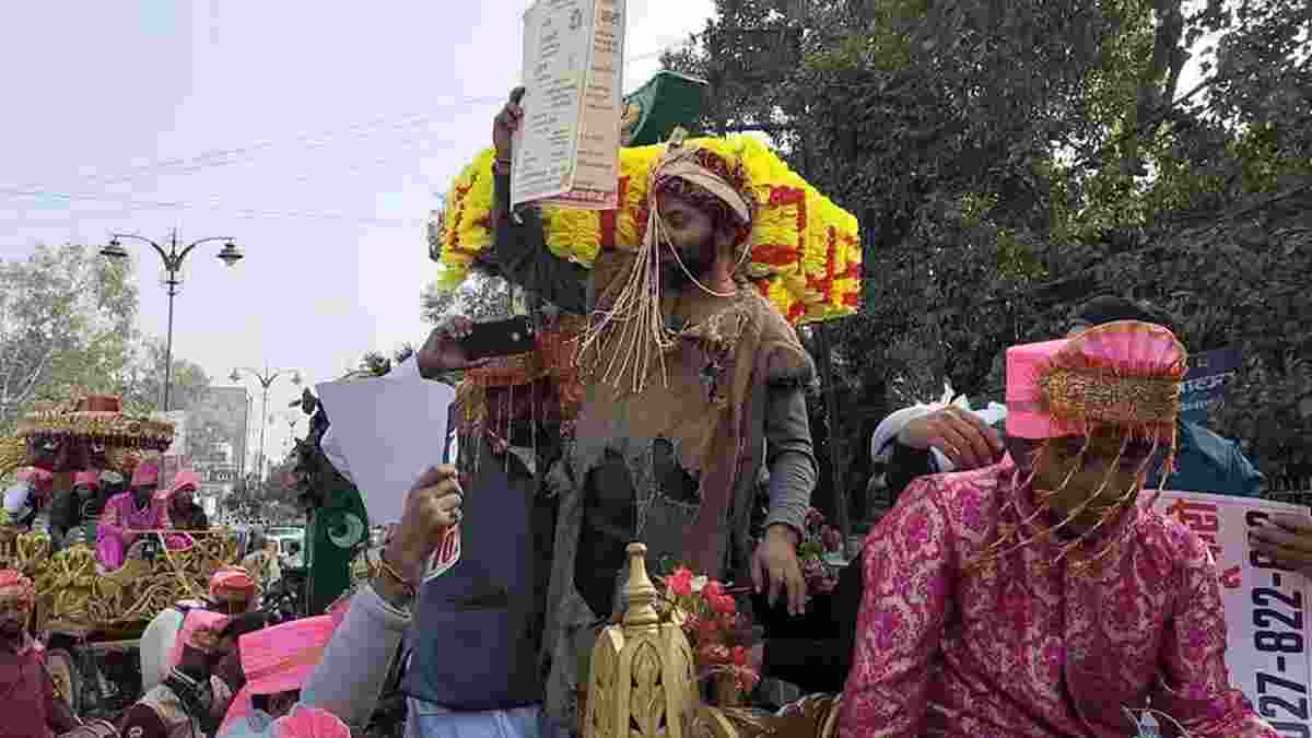 हरियाणा: ग्रुप C जॉइनिंग की मांग लेकर युवाओं ने निकाली बेरोजगारों की बारात, सड़कों पर किया डांस Haryana TGT Student