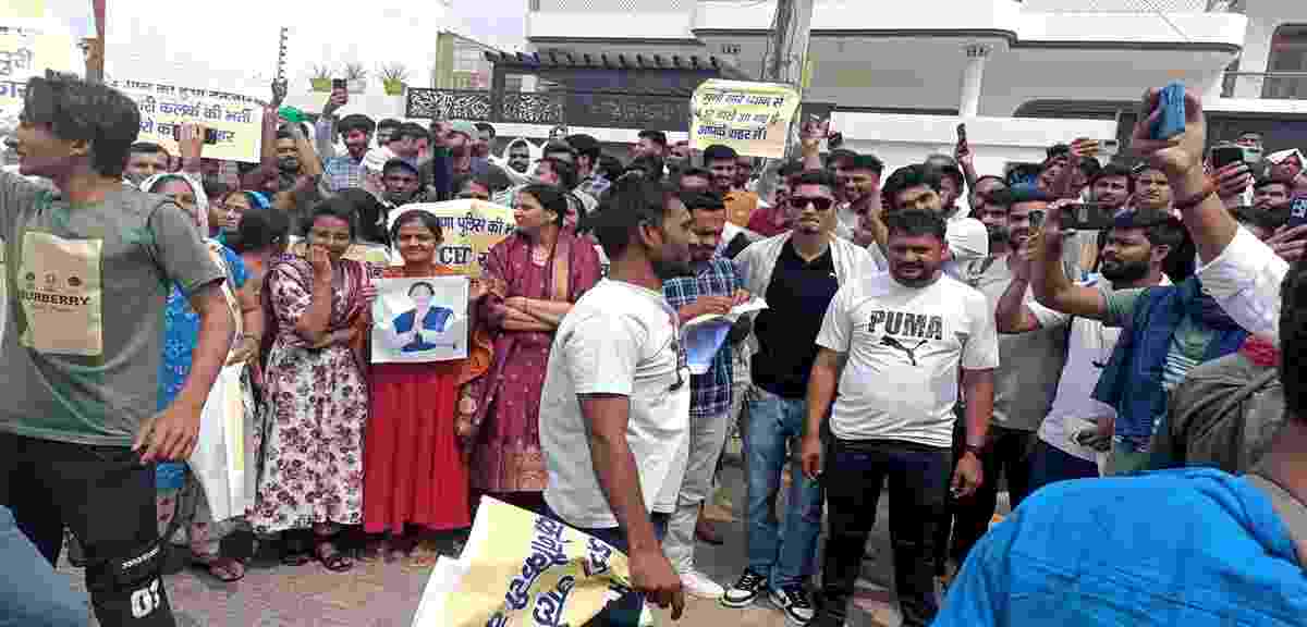 रोजगार की मांग को लेकर युवाओं ने किया अनोखा विरोध, जींद में निकाली बारात JInd Student
