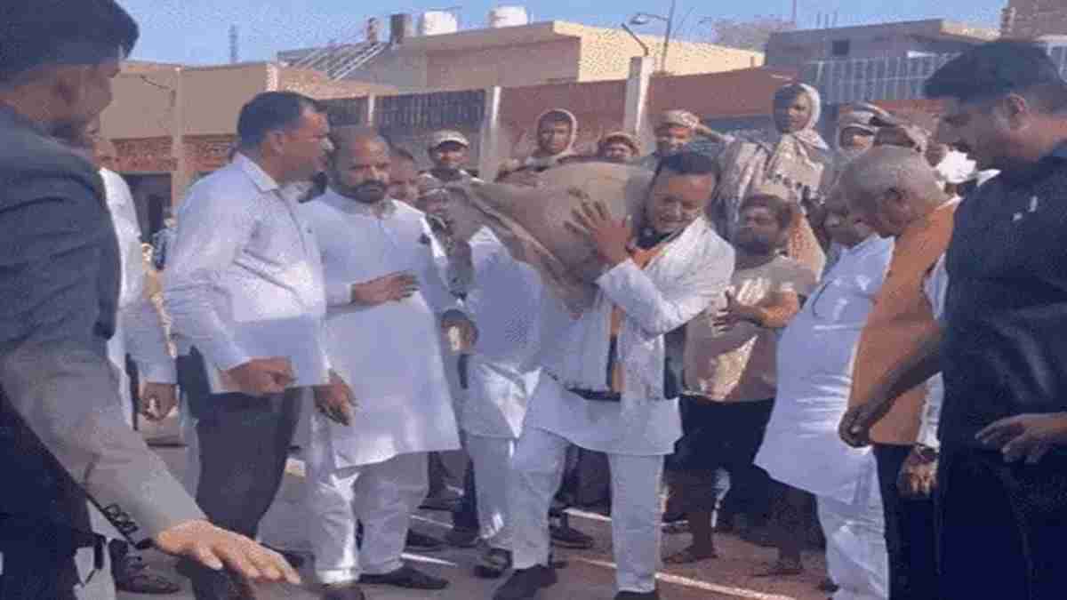 हरियाणा में वोटों के लिए दिखा अनोखा प्रचार, 2 हजार करोड़ के मालिक BJP प्रत्याशी ने उठाई गेहूं की बोरी Kurushetra