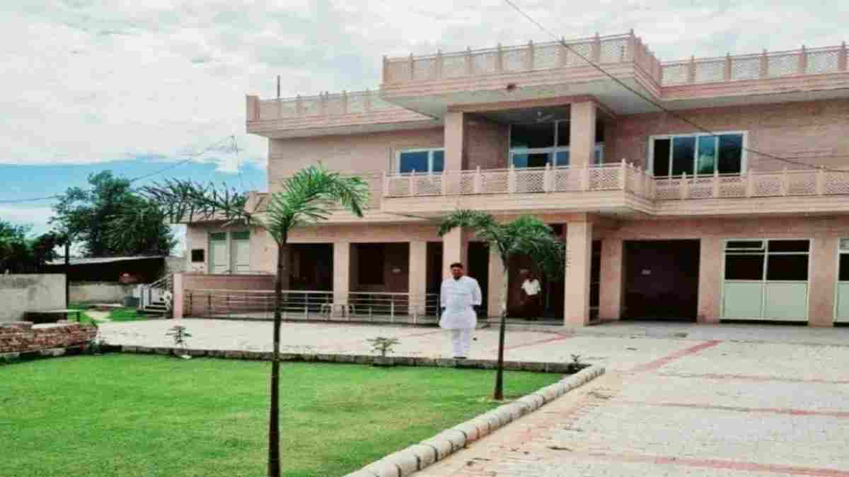 राजस्थान और हरियाणा सीमा के बीच बना घर, दोनों भाईयों का आधार कार्ड भी अलग- अलग Rewari Unique House