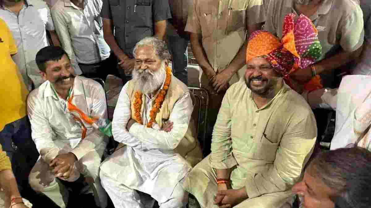 हरियाणा में चुनाव प्रचार के दौरान नाटकीय घटनाक्रम, भाजपाई और कांग्रेसी हुए एक Anil Vii and Varun Mulana