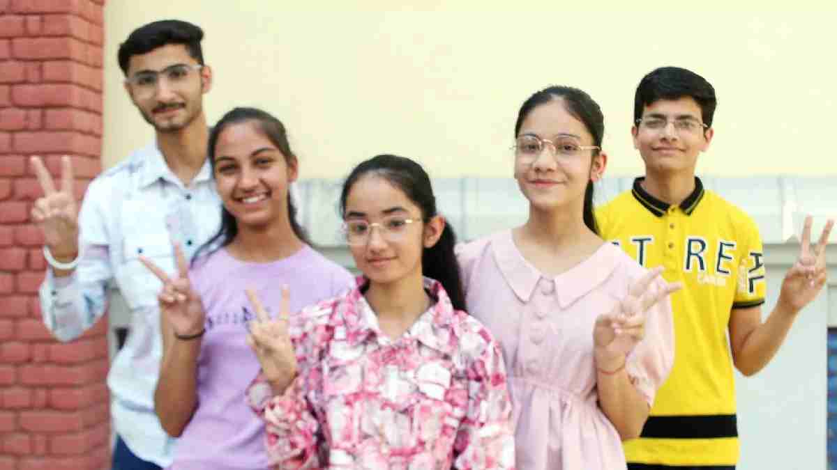 हरियाणा बोर्ड के 10वीं के परिणाम में मिशिका बनी फतेहाबाद की टॉपर, परिवार में दौड़ी खुशियों की लहर Dipika Jhamba HBSE