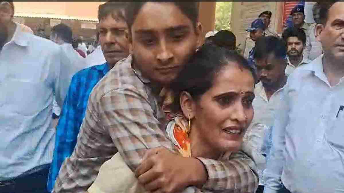 फरीदाबाद: 18 साल के दिव्यांग बेटे को कंधे पर लादकर सरकारी दफ्तर के चक्कर काटने को मजबूर महिला, हैरान करने वाली है वजह? Faridabad Divyang