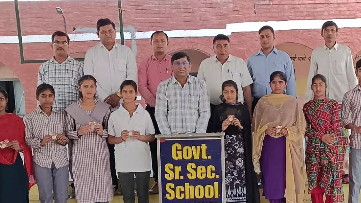 हरियाणा में स्कूल मास्टर की अनोखी पहल, मैरिट वाले बच्चों को भेंट किए चांदी के सिक्के Faridabad Govt School