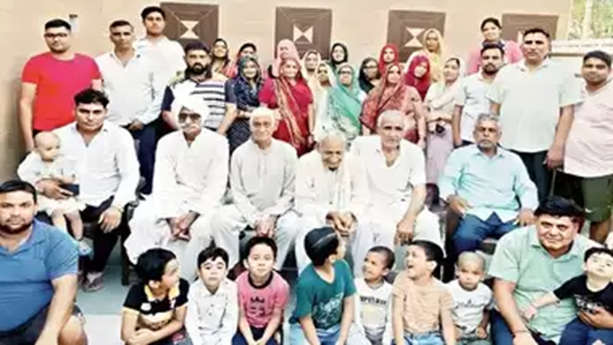 फरीदाबाद में संयुक्त परिवार की मिसाल बना छज्जू राम का परिवार, 90 लोग रहते हैं साथ; 10 चूल्हों पर बनता है खाना Faridabad