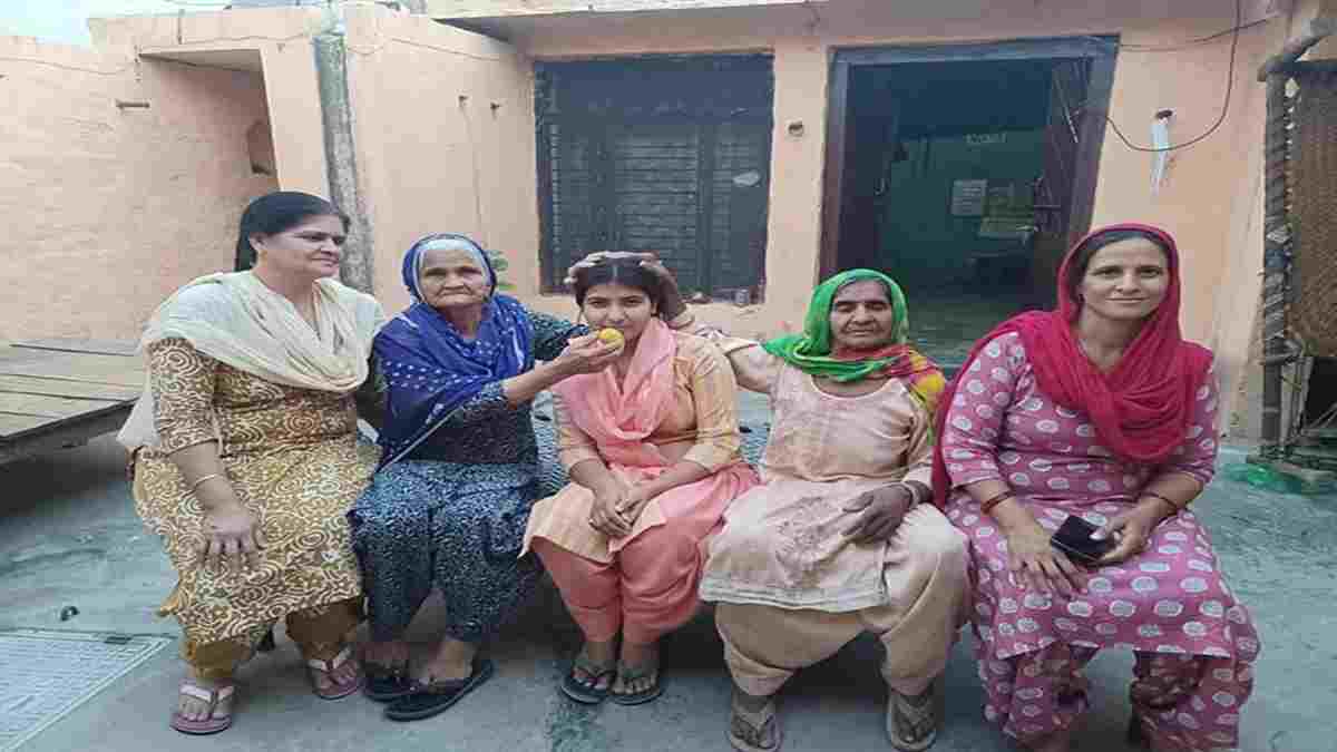हरियाणा: दर्जी की बेटी ने 12वीं की परीक्षा में गाड़े झंडे, बनना चाहती है डॉक्टर; पढ़े सक्सेस स्टोरी Himanshi Rohtak