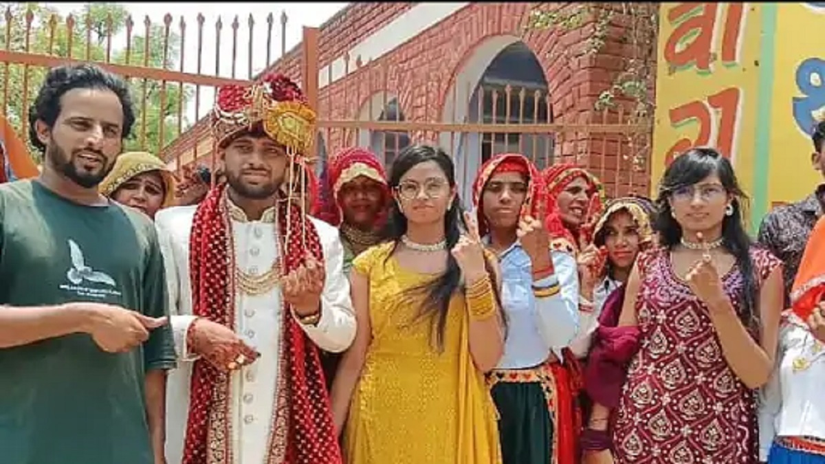 हरियाणा में बारात रवानगी से पहले मतदान केंद्र पहुंचकर दूल्हे ने डाला वोट, जमकर मिली सराहना Pradeep Kumar Narnaul