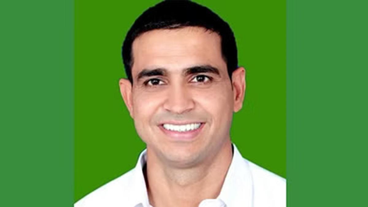 हरियाणा में टिकट मिलने पर JJP नेता का दिखा अनोखा अवतार, पेट के बल चलकर पहुंचे मंदिर Ravindra Sangwan