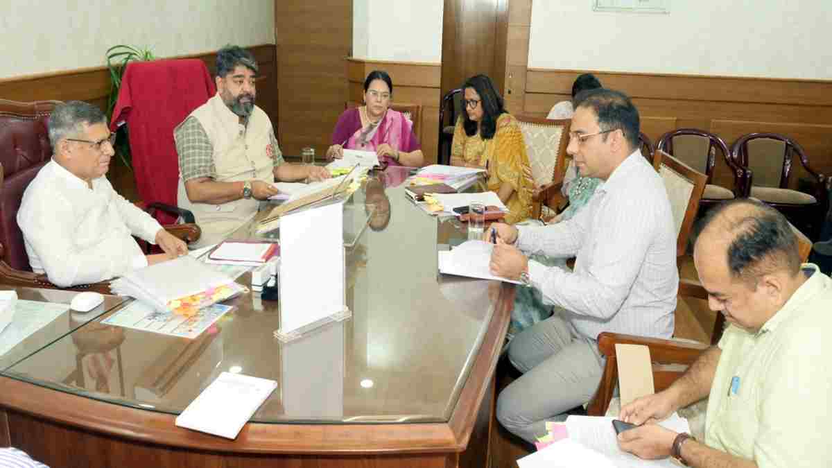 हरियाणा में आंगनबाड़ियों के लिए खरीदी जाएगी फर्स्ट- एड- किट, 11 शहरों में दौड़ेगी इलेक्ट्रिक बसें Aseem Goyal Meeting