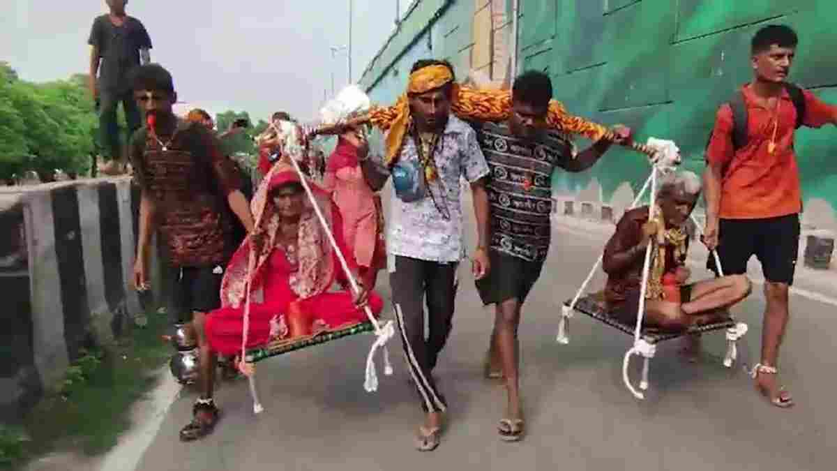 हरियाणा में दिखी श्रवण कुमार की झलक, माता- पिता को कांवड़ में बैठाकर तीर्थ यात्रा करा रहे 3 भाई Bhiwani Kanwar Yatra