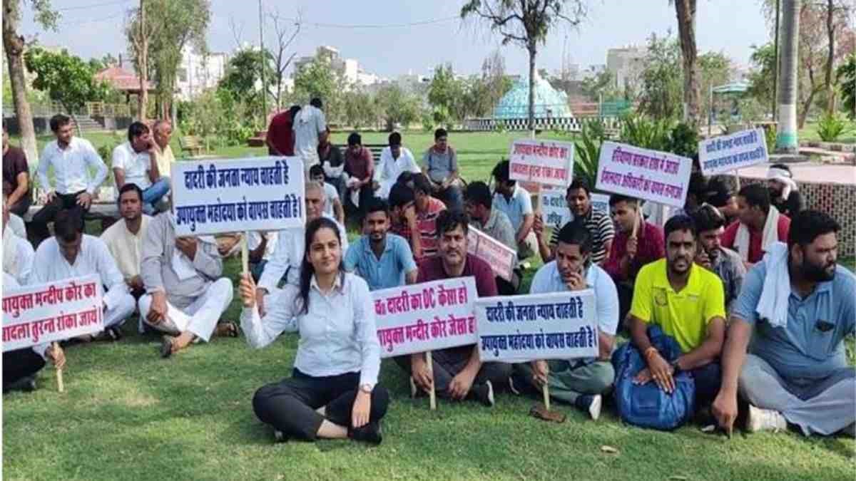 DC का तबादला रोकने की मांग को लेकर सड़क पर उतरे विभिन्न संगठनों के लोग, हरियाणा सरकार को दी डाली चेतावनी IMG 20240729 WA0027