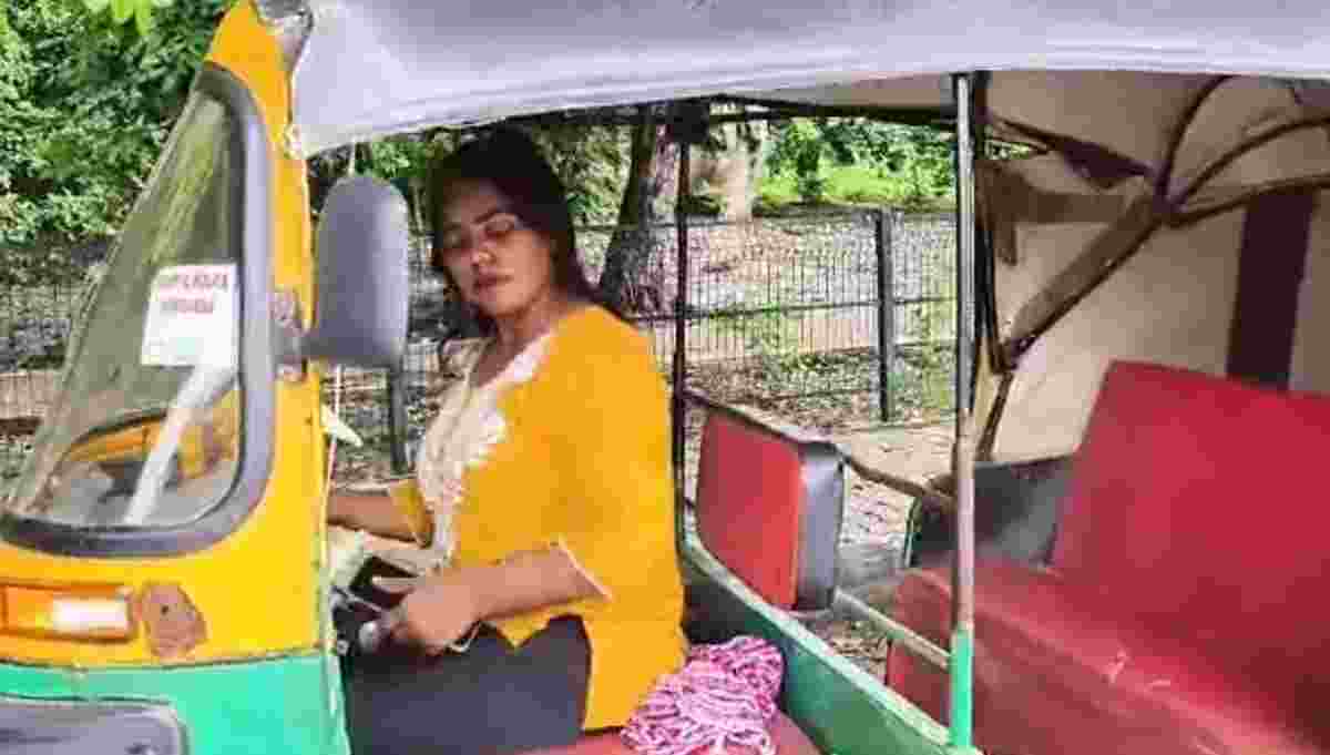 सिर से उठ गया पिता का साया फिर भी नहीं मानी हार, खुद संभाला ऑटो का स्टेरिंग; औरों के लिए बनी मिसाल Faridabad Auto Sonali