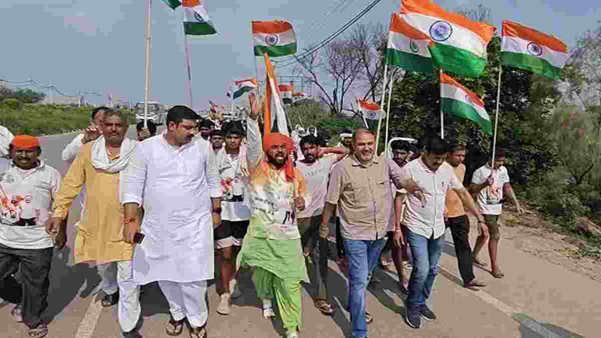 राहुल गांधी को PM बनाने का सपना, 13 सालों से हाथ में तिरंगा लिए नंगे पांव यात्रा पर हरियाणा का युवक Jind Paidal Yatra