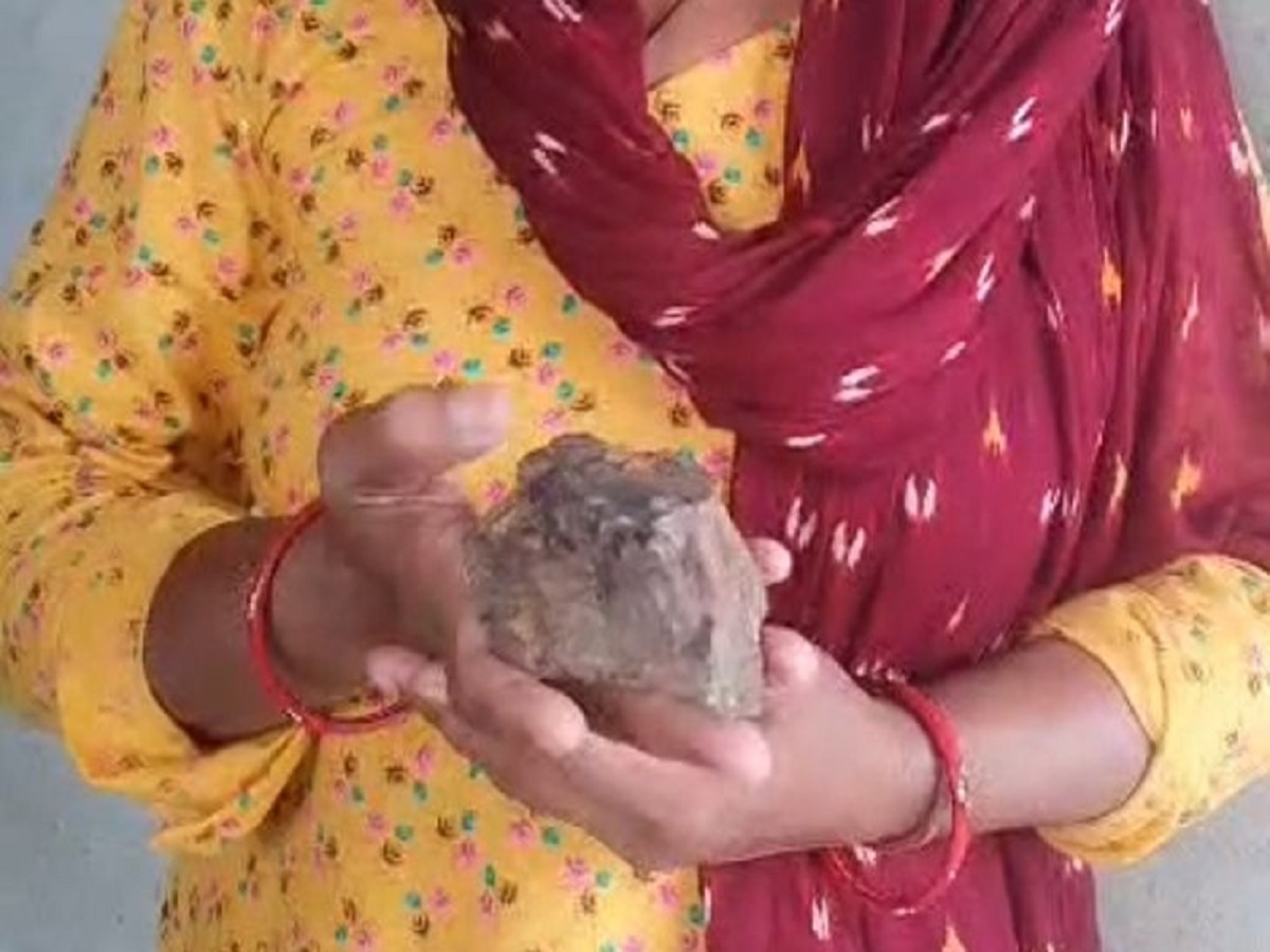 रेवाड़ी में आसमान से गिरा आग से लिपटा पत्थर, मचा हड़कंप; उल्का पिंड होने की चर्चाए हुई शुरू Rewari Ulka Pind