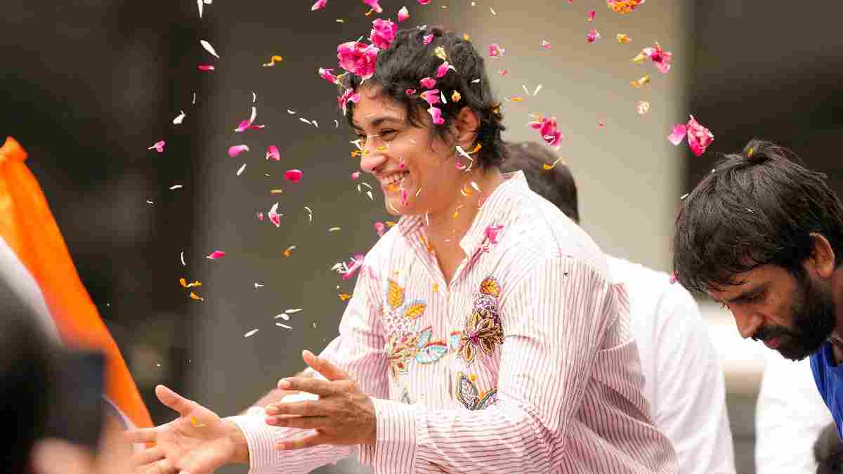 हरियाणा में विनेश फोगाट का अनोखा सम्मान, 30 किलो घी की कांवड़ लेकर 50 km पैदल चलें डॉ परमजीत Vinesh Phogat 1