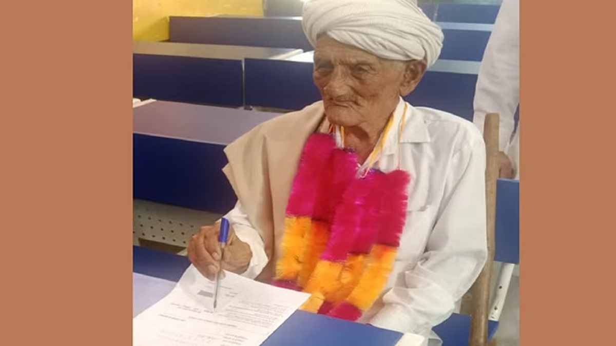 फतेहाबाद के चंबाराम ने पेश की अनोखी मिसाल, 101 साल की उम्र के बावजूद पैदल चलकर पहुंचे परीक्षा देने Chambaram Fatehabad