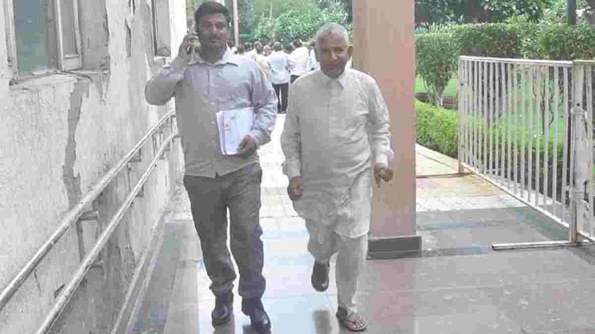 समय की माया: हरियाणा में 4 मिनट की देरी नेता जी पर पड़ी भारी, नामांकन दाखिल करने से चूके Dharampal Independent
