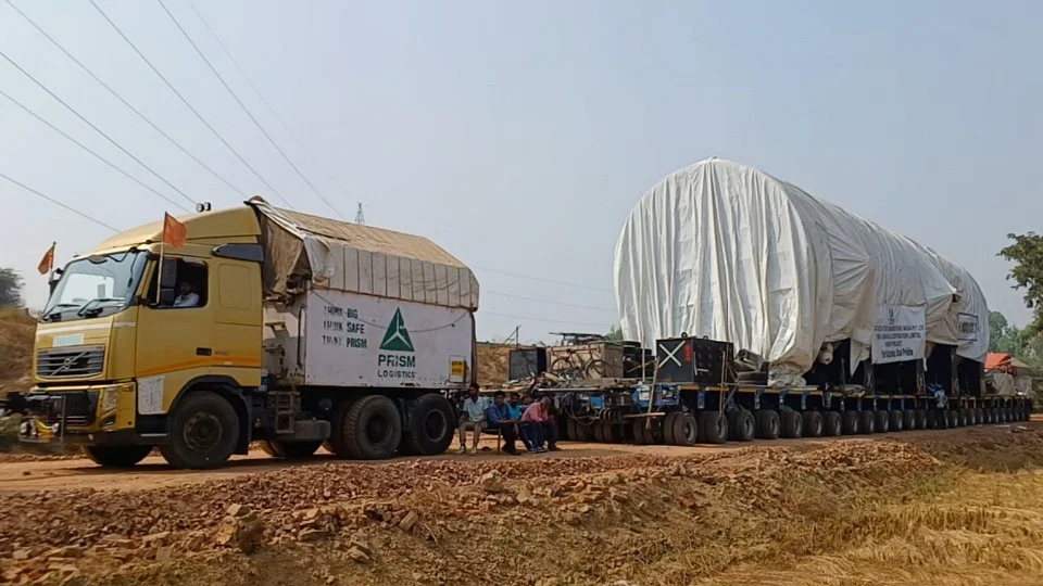 1 साल बाद 1350 किलोमीटर का सफर तय कर हरियाणा पहुंचा 400 टायर वाला 'बाहुबली' ट्रक, अब तक हो चुके 200 टायर ख़राब Kaithal Truck