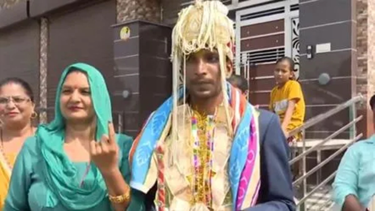 हरियाणा विधानसभा में वोटिंग के दौरान दिखा अजब नजारा, शादी से पहले बन- ठन के मतदान के लिए पहुंचा दूल्हा Kurukshetra Vote