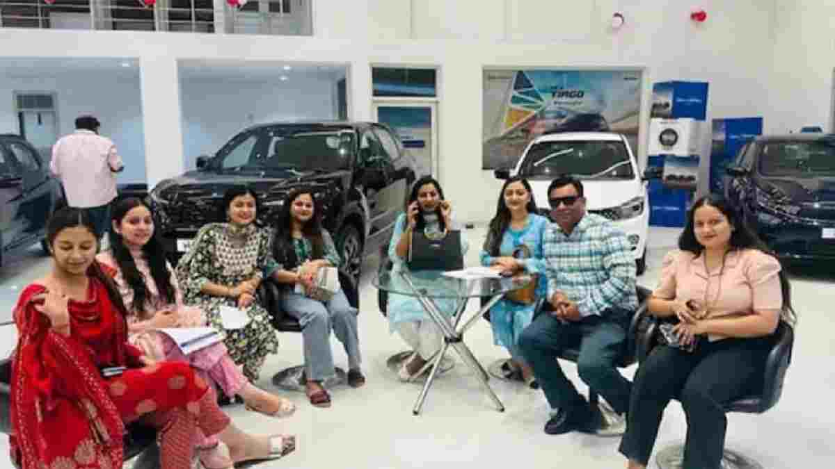 बॉस हो तो ऐसा! दिवाली पर कर्मचारियों से खुश होकर बांट दी लग्जरी कारें; हरियाणा की इस कंपनी ने दी ग्रैंड विटारा जैसी गाड़ियां Mits Healthcare Gifts