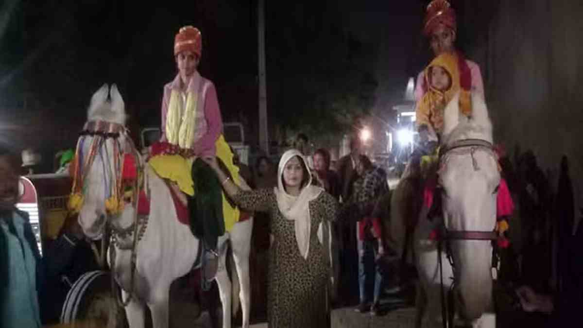 फिर सुर्खियों में छाया हरियाणा की दंगल गर्ल का गांव, बेटों की तरह 2 बेटियों की निकाली घुड़चढ़ी Charkhi Dadri Shadi