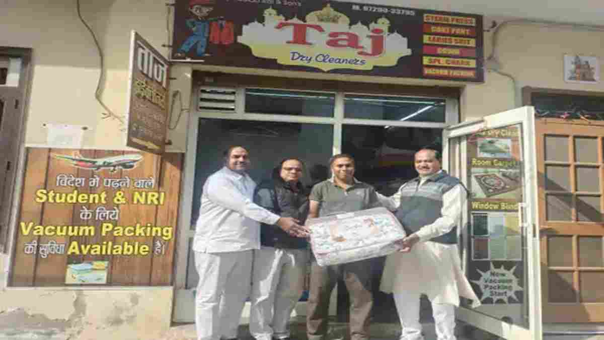 हरियाणा में एक धोबी की ईमानदारी ने जीता सबका दिल, जैकेट में मिले 22 हजार रूपए लौटाएं वापस Hisar Dhobi News