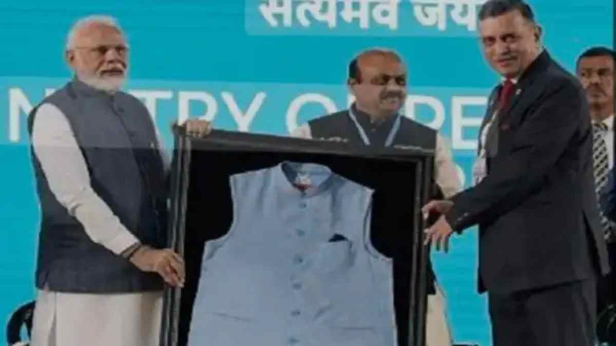 हरियाणा के रीसाइकल्ड प्लास्टिक धागे से बनी जैकेट पहनते हैं PM मोदी, 2000 करोड़ का पहुंचा बिज़नेस; विदेशों में भी मांग PM Modi Promote Jacket