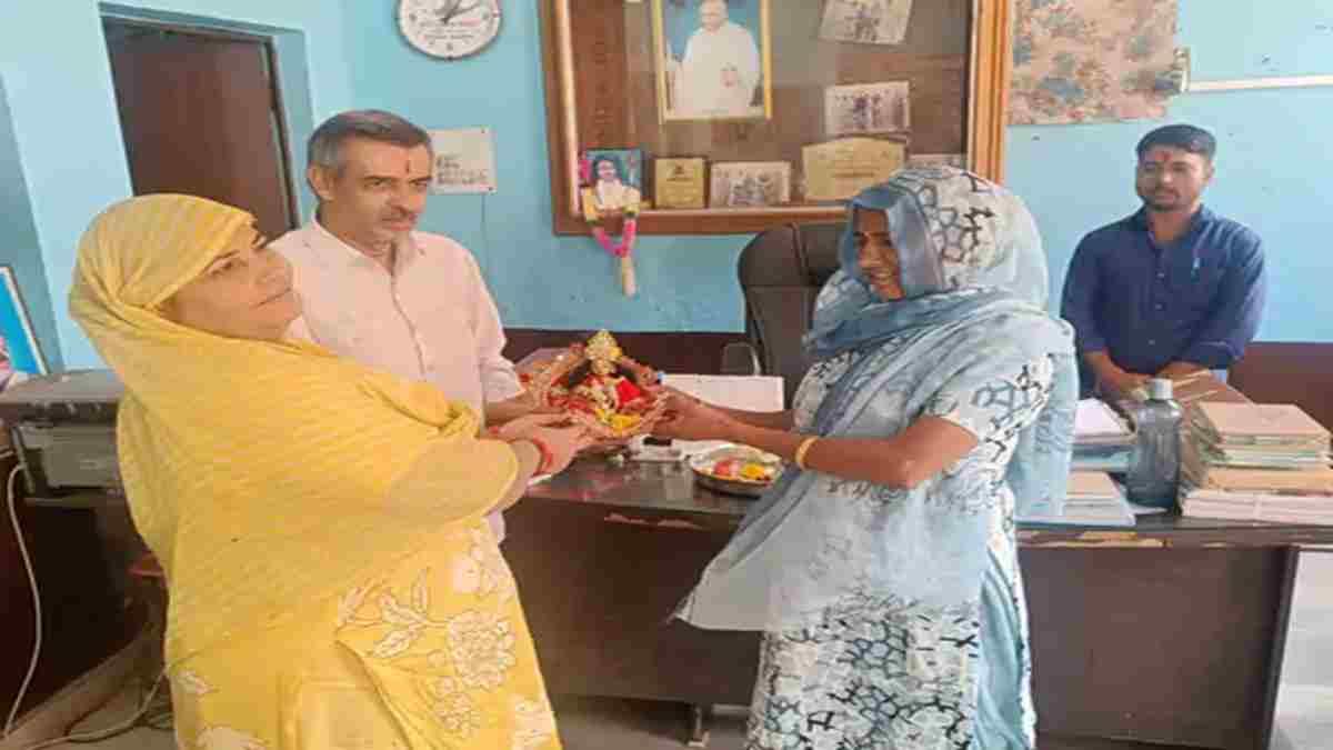 हरियाणा के पलवल में दिखा भक्ति का अद्भुत नजारा, भक्त ने लड्डू गोपाल का करवाया स्कूल में दाखिला Palwal School Admission Krishna