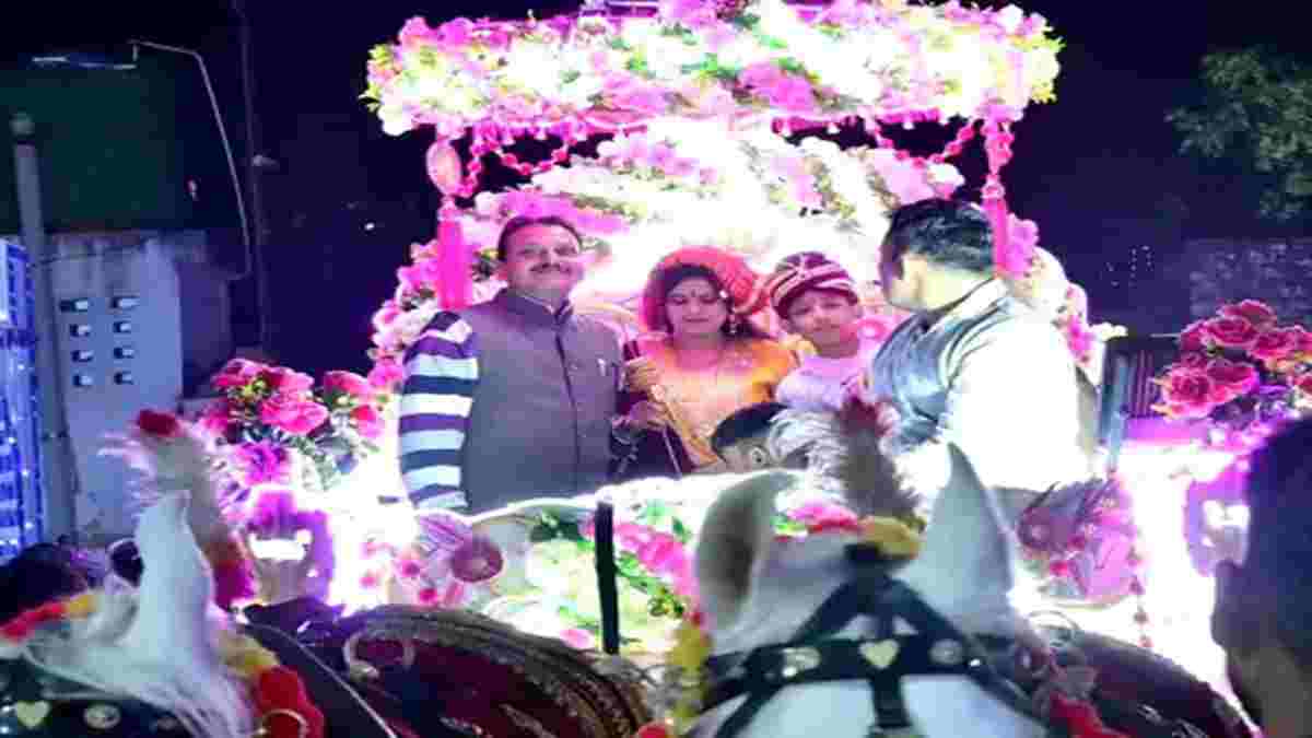 अनूठी पहल: हरियाणा में बेटी नेहा की शादी में घोड़ा- बग्गी पर निकाला बनवारा, समाज को दिया ये सुंदर संदेश Shadi