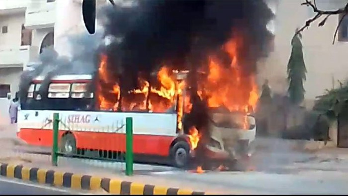 हरियाणा के फतेहाबाद में श्रद्धालुओं को लेकर जा रही बस में लगी आग, फायर ब्रिगेड के पहुंचने से पहले बनी राख़ का ढेर Fatehabad Accident