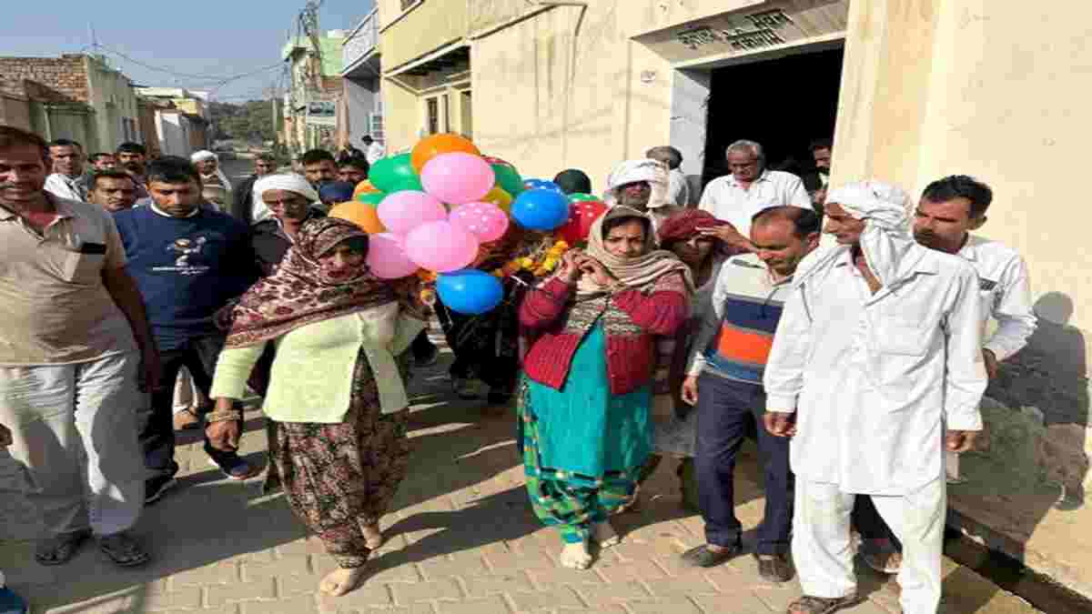 हरियाणा में बेटियों ने मां की अर्थी को कंधा देकर निभाई सभी रस्में, 8 बहनों का नहीं है कोई भाई Hisar Maa Arthi