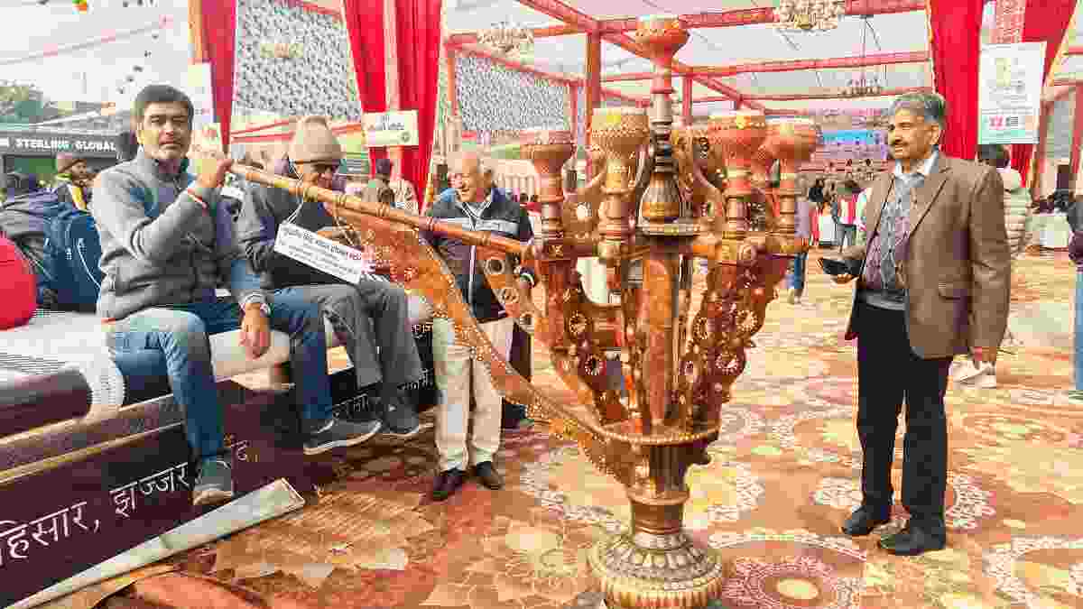 हरियाणा में आयोजित स्वदेशी मेले में छाया 90 हजार का हुक्का, सवा लाख की खाट ने भी लूटी महफ़िल Hookah