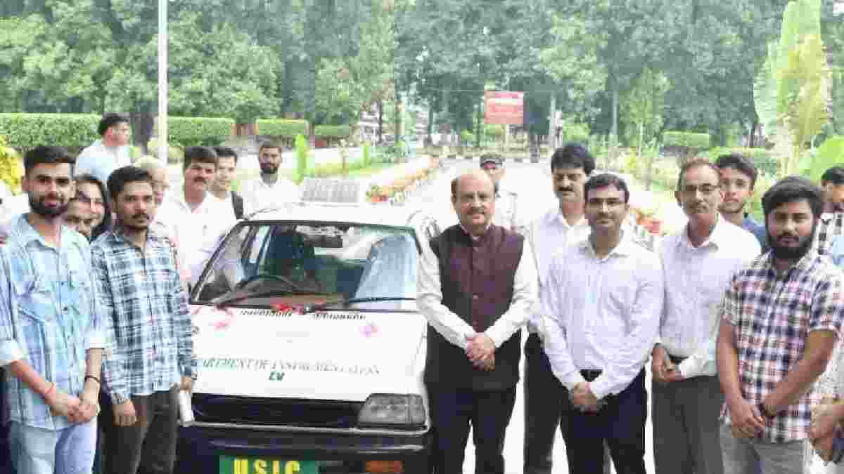 कुरुक्षेत्र विश्वविद्यालय के विद्यार्थियों ने कबाड़ से तैयार कर डाली EV कार, देगी 70 किलोमीटर की स्पीड Kurukshetra University EV Car