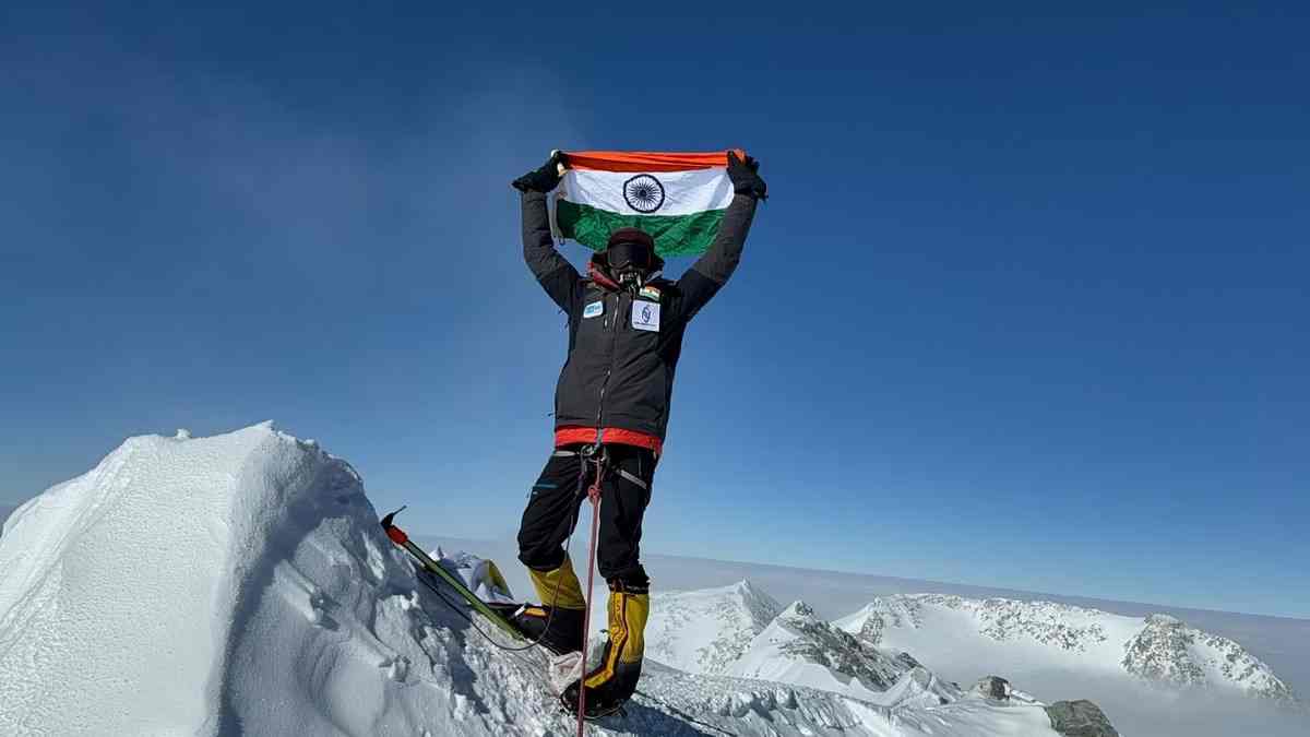 रेवाड़ी के नरेंद्र ने फतेह की अंटार्कटिका की सबसे ऊंची चोटी, माइनस 52 डिग्री तापमान में शान से फहराया तिरंगा Nehrugarh Narender Singh Yadav