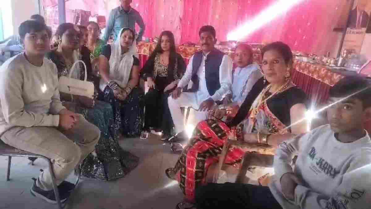 हरियाणा में किन्नरों ने उठाया गरीब ऑटो चालक की बेटी की शादी का खर्चा, जमकर उड़ाए नोट; धर्म भाइयों ने भरा भात Rewari Kinnar Shadi
